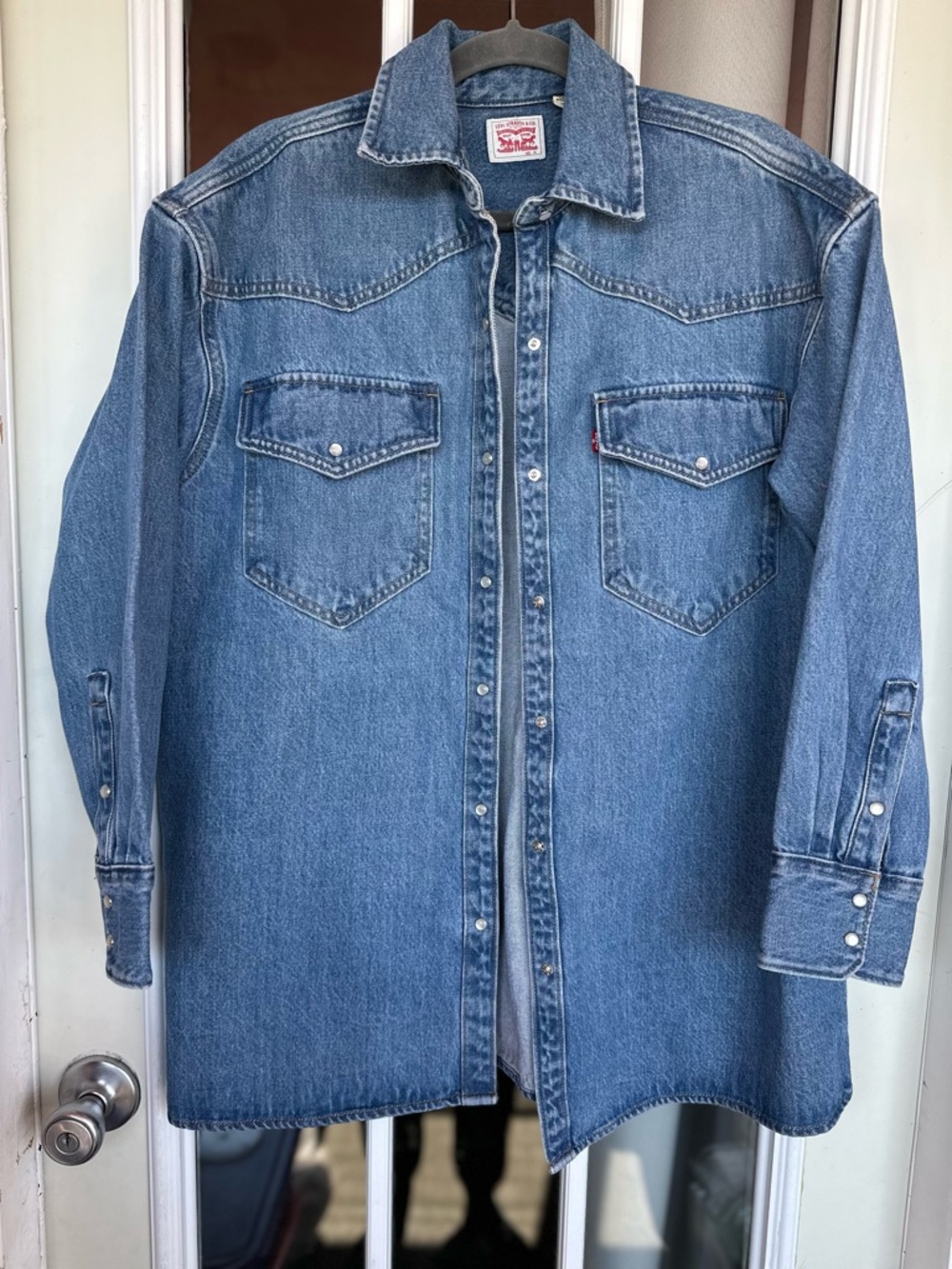 NWOT Levi's Women’s Oversized Medium Blue Denim Western Shirt Jacket - size XS
